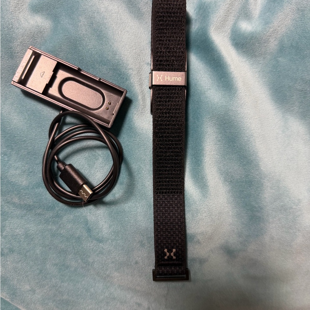 EUC HUME Heart Rate/Activity/Sleep Monitor wrist band w Magnetic Charger Cable